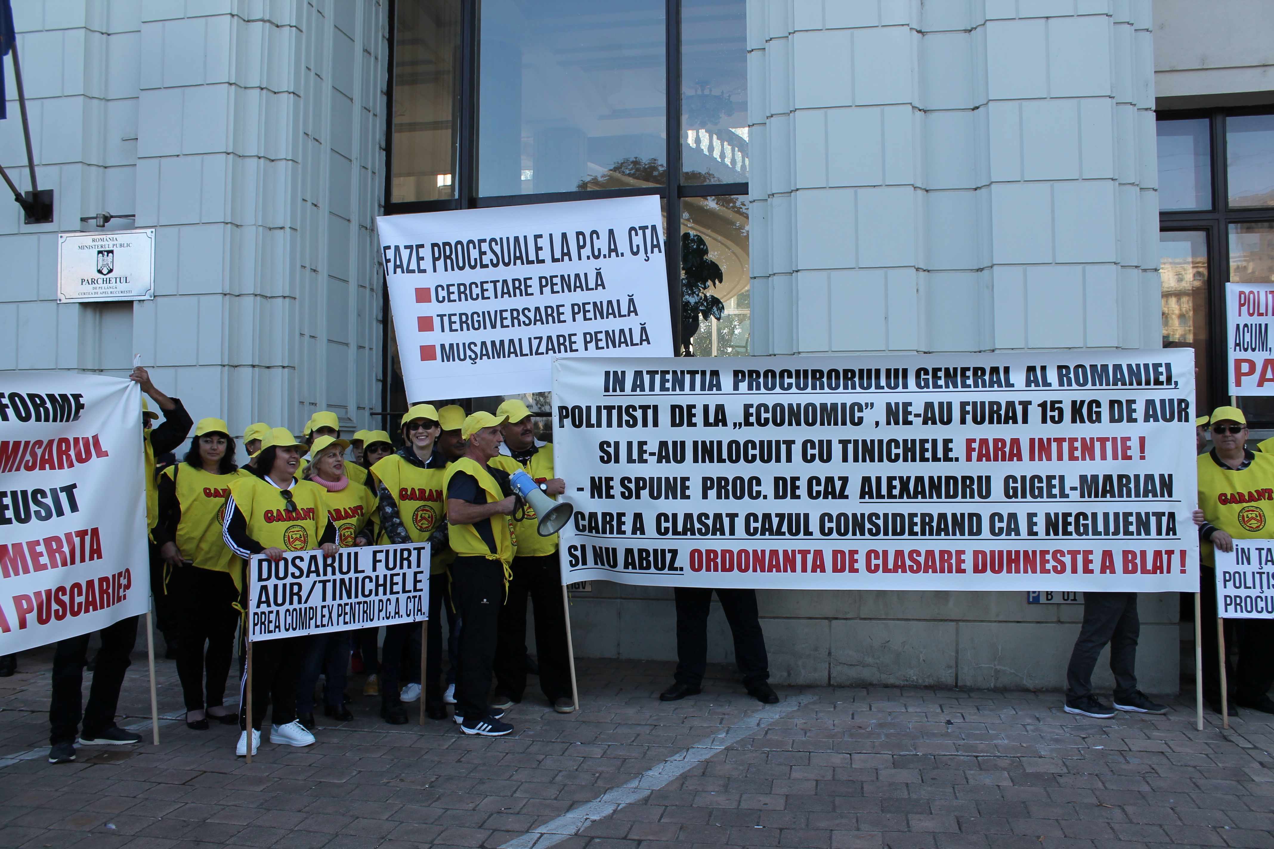Politistii hoti – la parnaie toti! Au scandat cei 40 de angajati ai grupului de firme Garant, care au protestat in fata Parchetului General